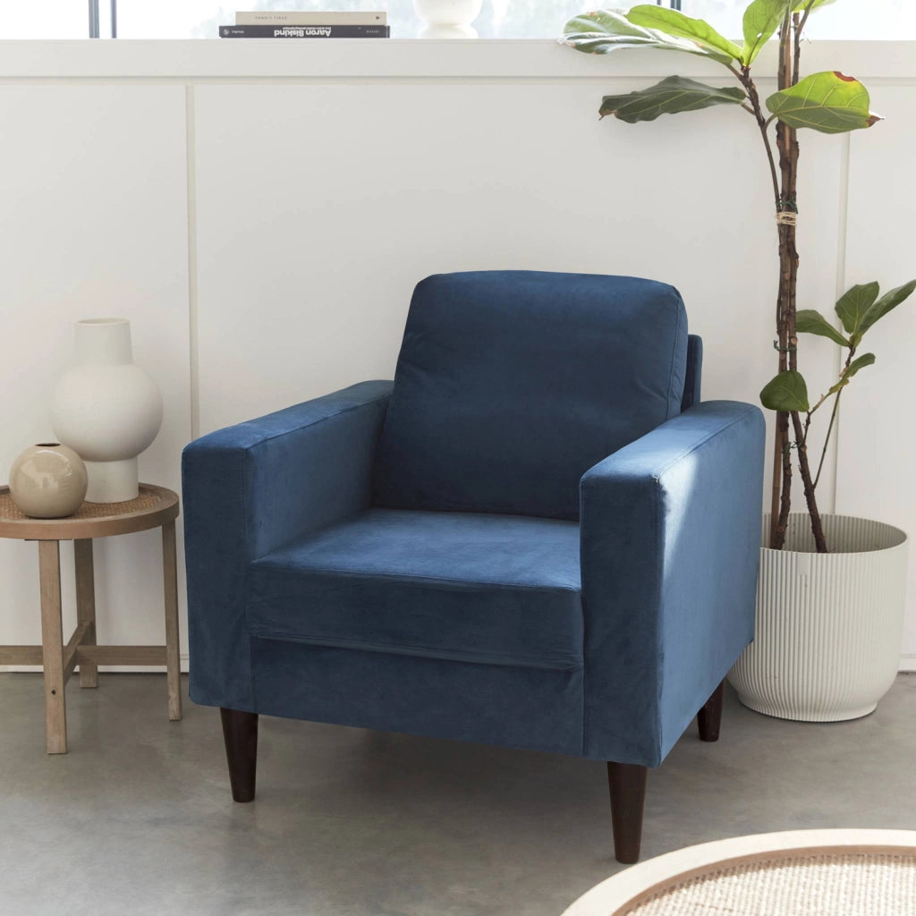 Poltrona scandinava in legno e velluto, blu