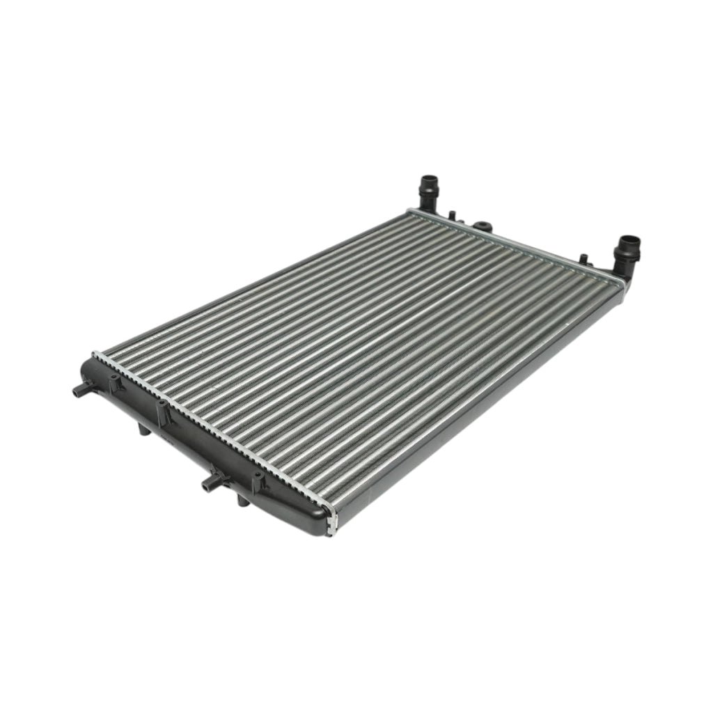 Radiatore raffreddamento acqua motore – Seat, Skoda, VW (motori 1.0 – 2.0 L) Dimensioni: 635 × 415 × 23 mm Codici OEM compatibili: 5Z0121253A, 6Q0121253L, 6Q0121253Q, 50542, 1924001738