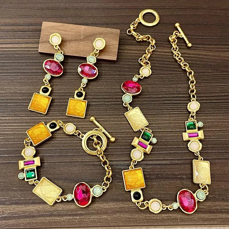 Set di collana, bracciale e orecchini realizzati a mano con pietre preziose artificiali colorate.