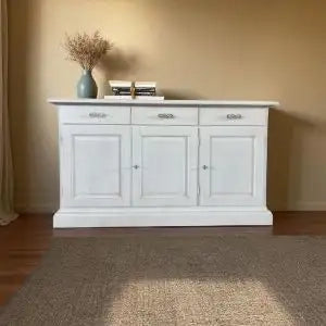 Credenza madia Alberta in legno 3 ante bugnate bianco anticato con zoccolo chiuso
