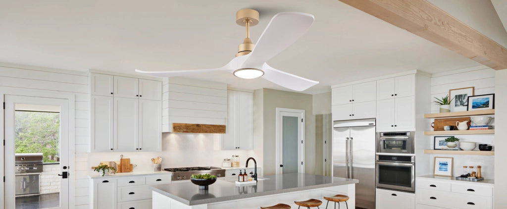 Ventilatore da soffitto con luce 52 pollici bianco e oro; 3 pale in ABS; telecomando e motore DC reversibile