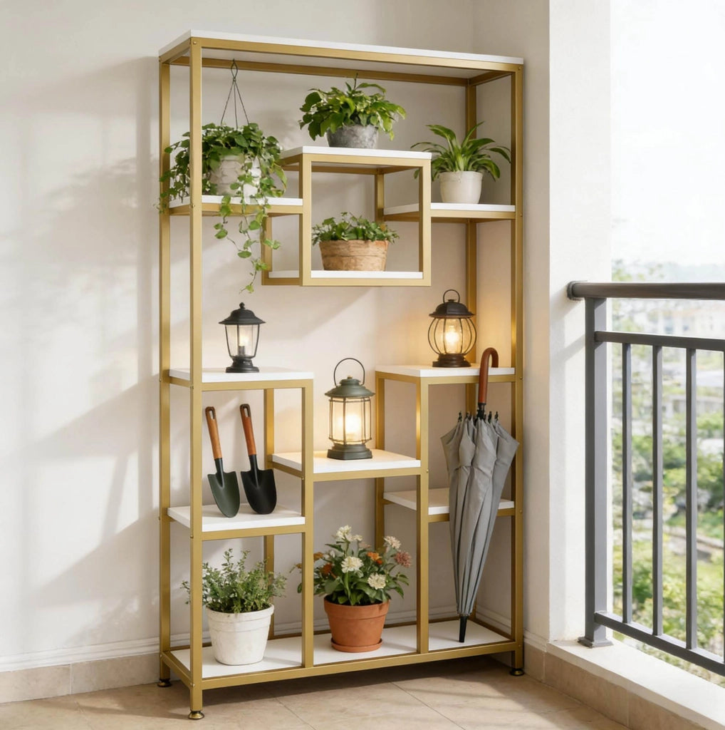 Libreria autoportante geometrica in metallo e legno oro e bianco
