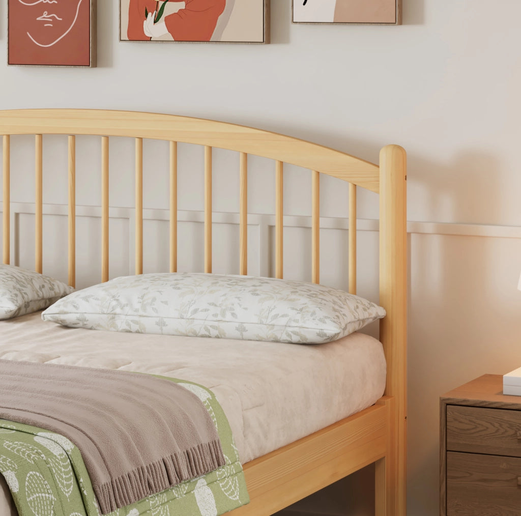 Letto in legno massello 140x200 cm dal design minimal con rete a doghe