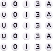 500 pezzi di alfabeto circolare piatto di acrilico 7 mm disco bianco punto di aggancio lettere tondeggianti sostegno di distanza kralen singole con lettere A E I O U per creare gioielli kralen artigianato.