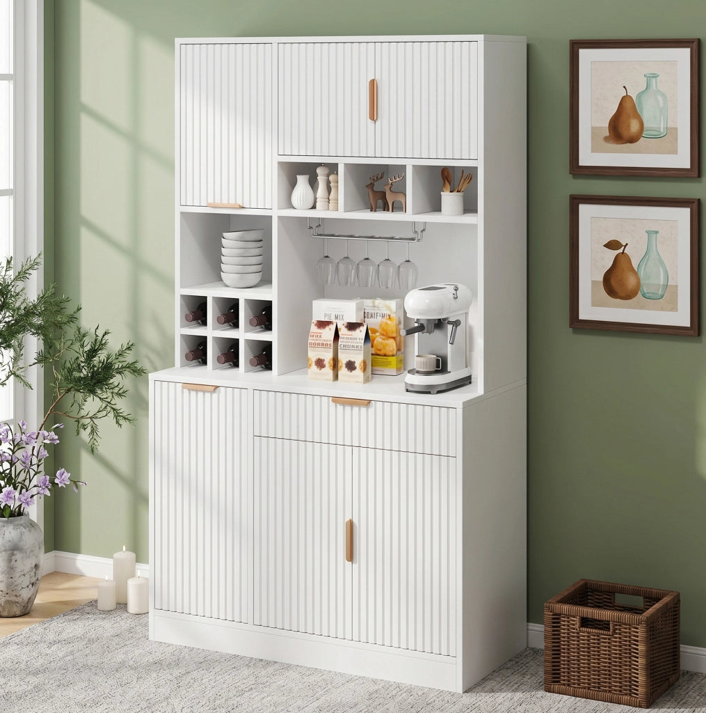 Credenza 100x40x175 cm con ripiani regolabili; prese integrate; portabicchieri e portabottiglie in pannello truciolare bianco