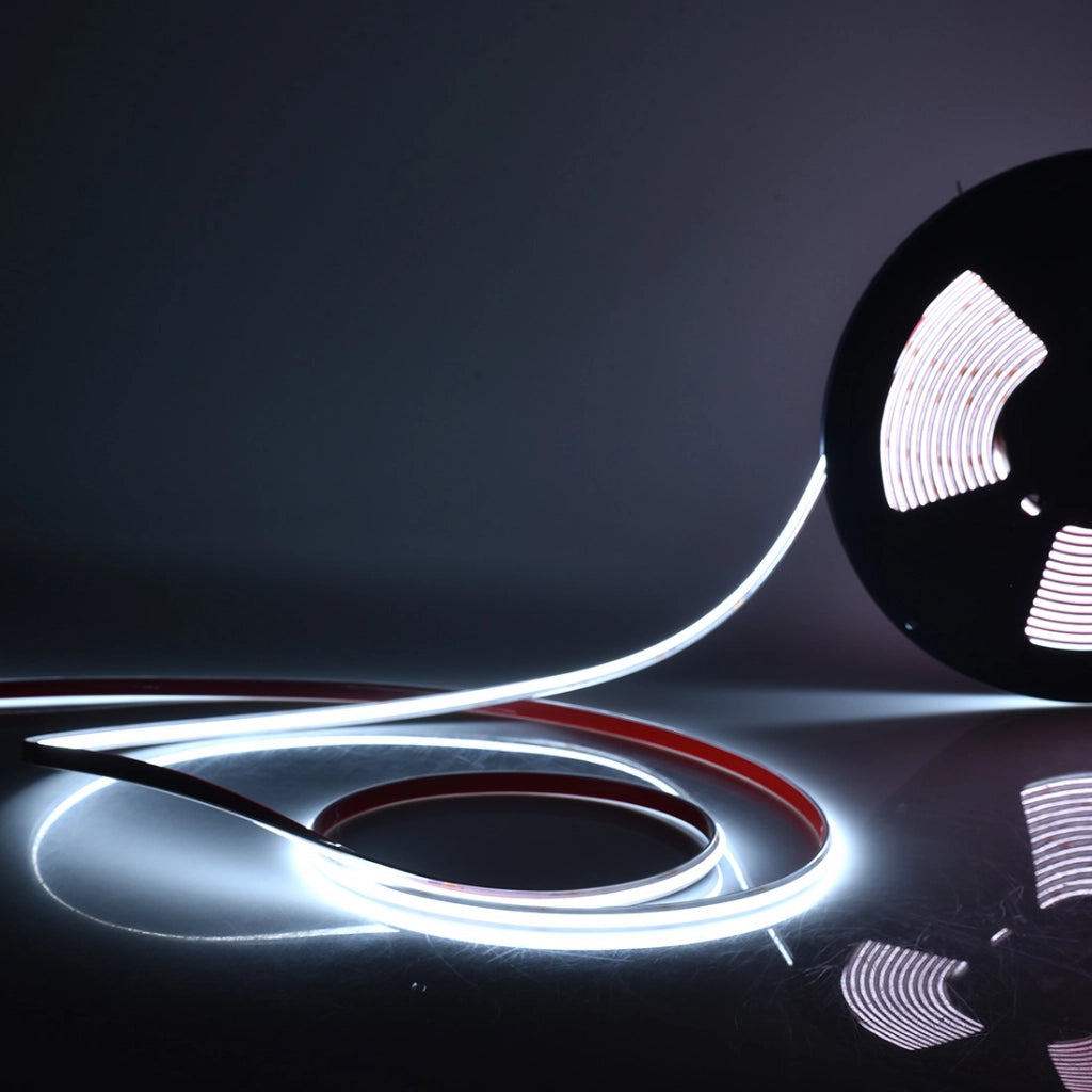 STRISCIA LED 2025 24V LUCE FREDDA 6500K° IMPERMEABILE IP68 - FLESSIBILE E TAGLIABILE AD ALTA LUMINOSITA' IDEALE PER ILLUMINAZIONE DI GIARDINI TERRAZZE SHOWROOM E SPAZI COMMERCIALI