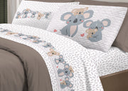 Completo Lenzuola Letto Pensieri Delicati 100% Cotone Dis. Koala Family - Piazza E Mezza - Beige