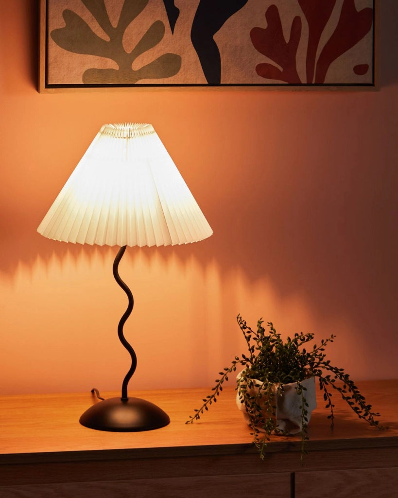 Lampada da tavolo Base metallica nera Materiale sintetico Paralume bianco Luce notturna da comodino