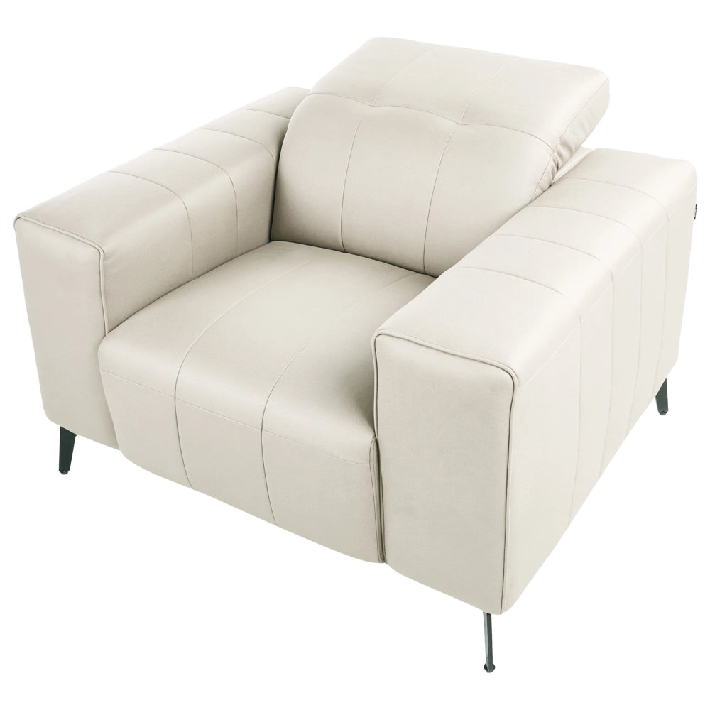 Poltrona in ecopelle beige chiaro  con poggiatesta regolabile e gambe in metallo stile moderno