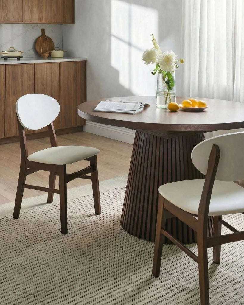 Set di 2 sedie da pranzo con struttura in legno di gomma marrone e seduta in ecopelle bianco sporco senza braccioli design scandinavo