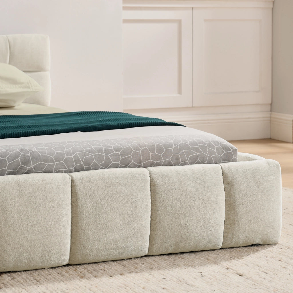 Letto matrimoniale 140x200 cm imbottito in chenille beige con struttura in legno di eucalipto e ferro