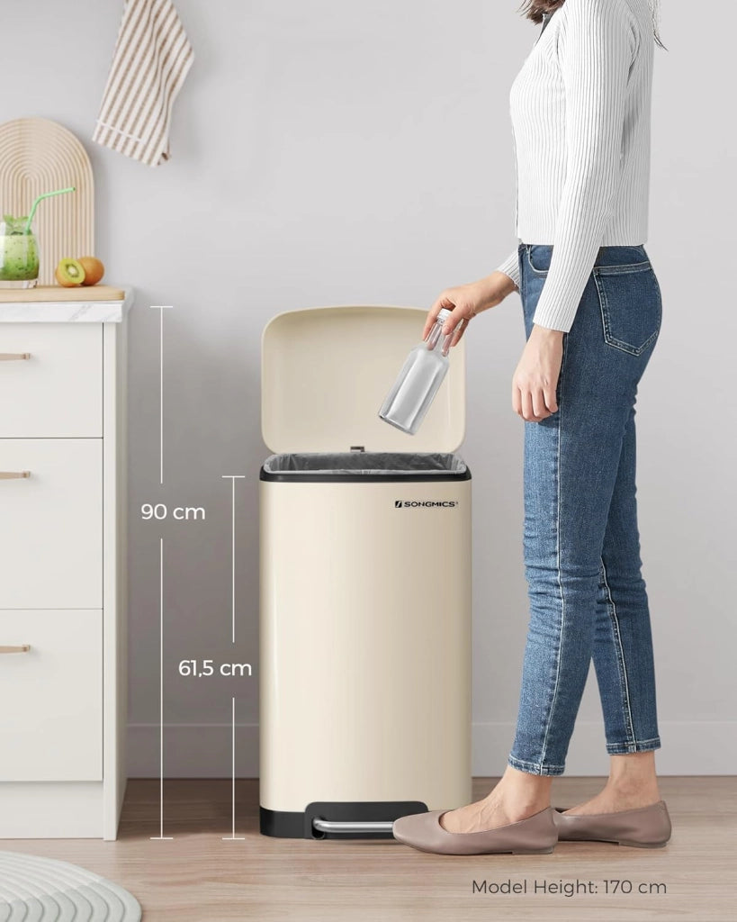SONGMICS Pattumiera da Cucina, Cestino della Spazzatura da 30L, Pattumiera a Pedale in Acciaio con Coperchio e Secchio Interno, Chiusura Morbida Ammortizzata, Bianco Nuvola LTB001A01