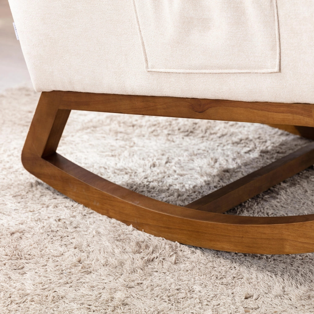 Sedia a dondolo con schienale alto e tasche laterali in lino beige con braccioli lunghi e gambe in legno di gomma