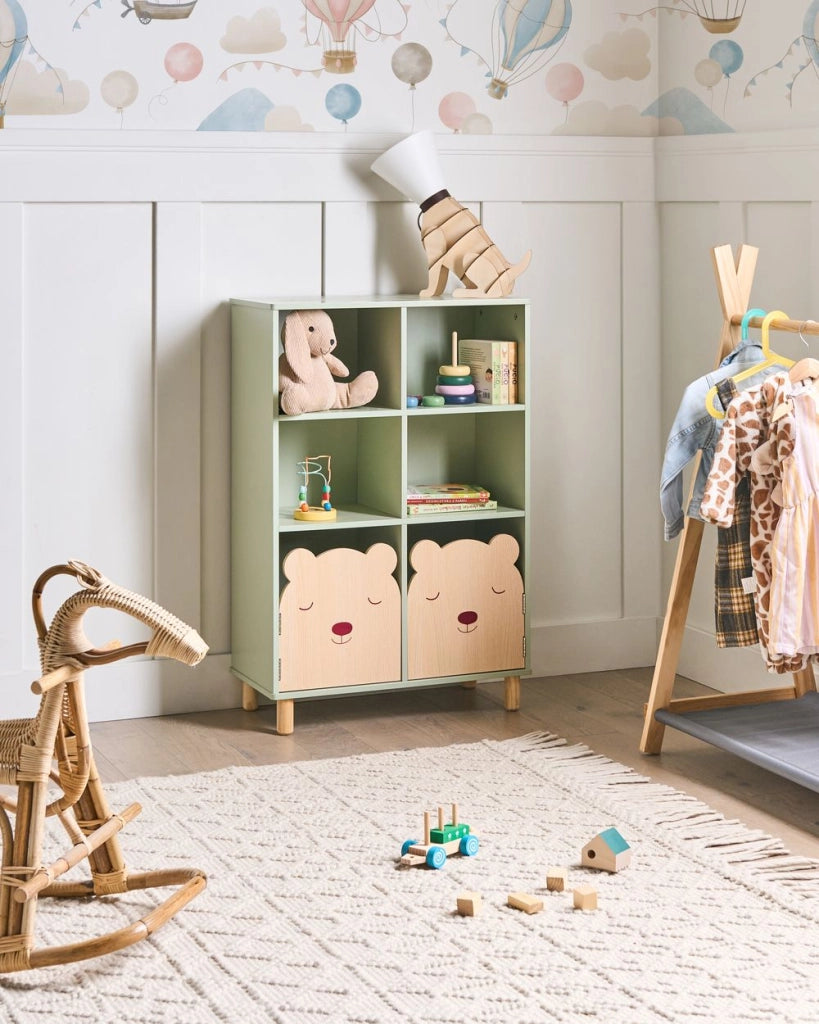 Libreria a 3 ripiani con struttura in MDF verde chiaro e gambe in legno di pino. Scaffale per camera bambini.