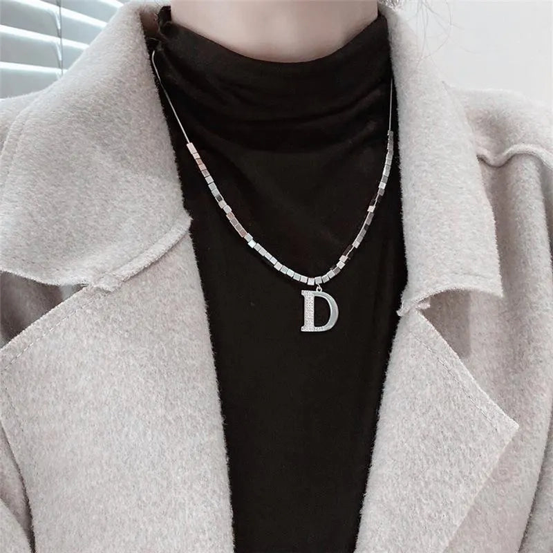 Collana con lettera in zirconi microintarsiati, realizzata a mano: regalo di Natale o di compleanno.