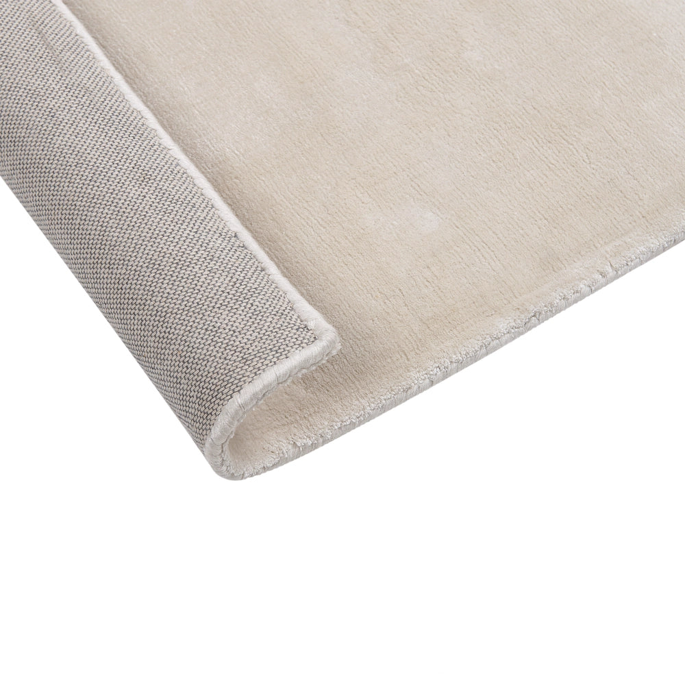 Tappeto in viscosa beige chiaro 140 x 200 cm a pelo corto capitonné moderno