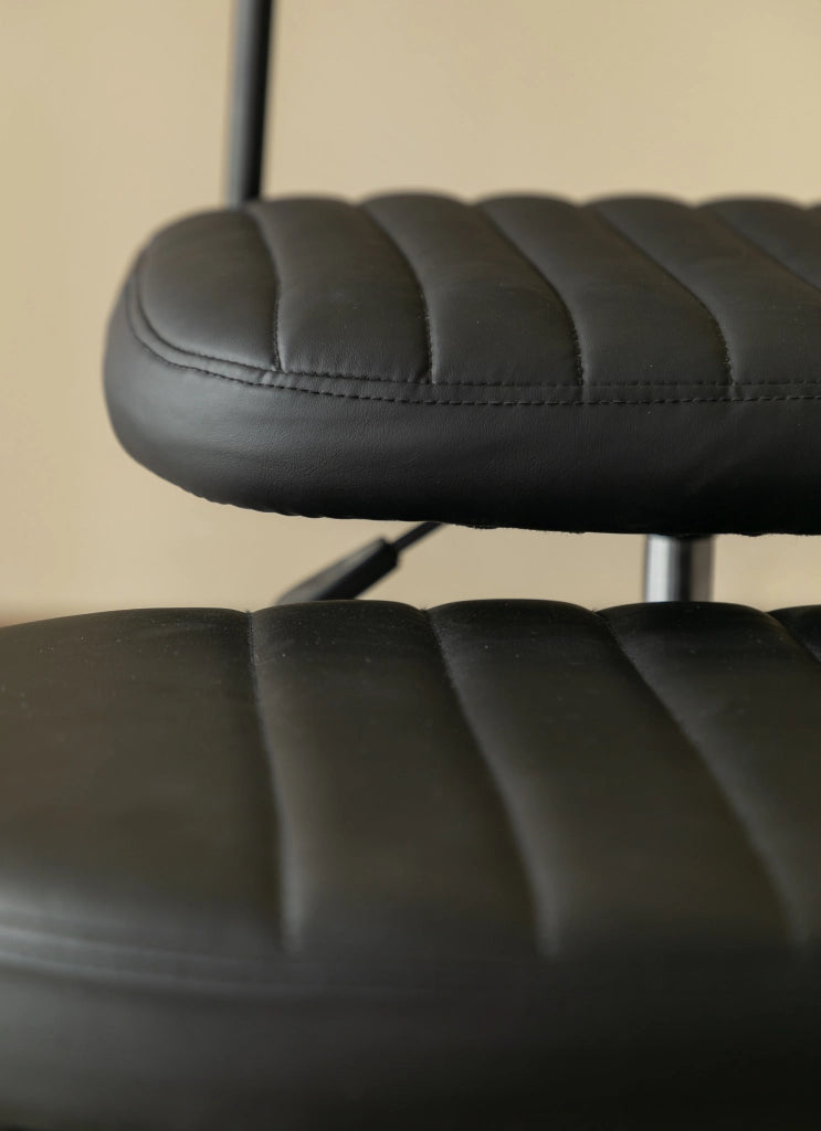 Sedia da ufficio ergonomica girevole a 360 gradi con poggiapiedi rotante senza braccioli multi posizione in tessuto nero
