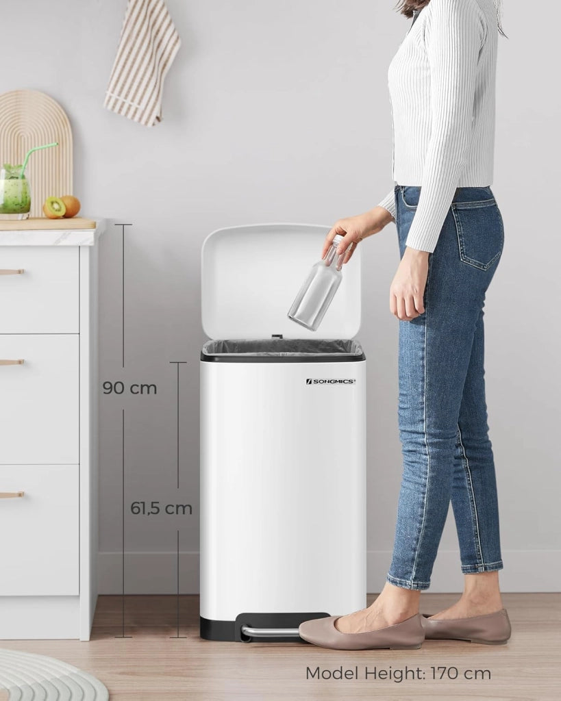 SONGMICS Pattumiera da Cucina, Cestino della Spazzatura da 30L, Pattumiera a Pedale in Acciaio con Coperchio e Secchio Interno, Chiusura Morbida Ammortizzata, Bianco LTB01W