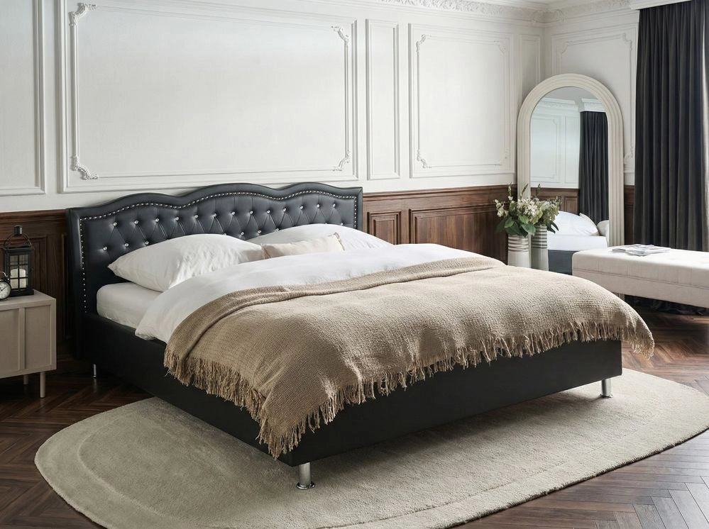 Letto 180 x 200 cm in ecopelle nera con cornice imbottita con bottoncini in cristallo con finiture per la testa dei chiodi