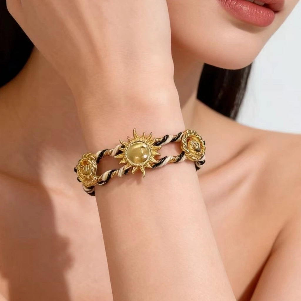 Bracciale regolabile da donna con girasoli in metallo traforato e intrecciato a mano.