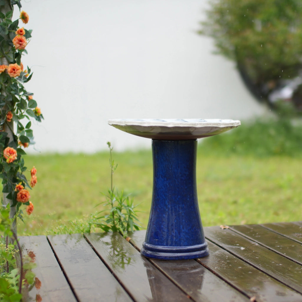 Fontana da giardino in ceramica fatta a mano con scodella ampia e base alta, resistente al gelo, blu e bianco