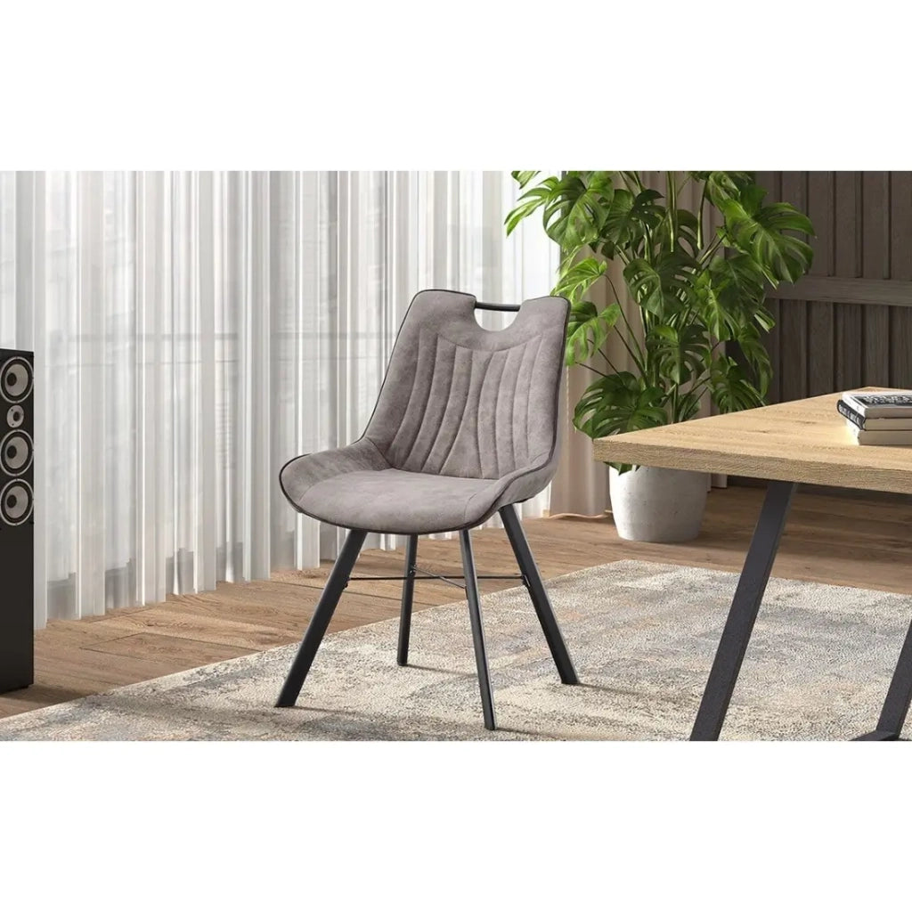 Sedia PAOLA – Microfibra PU grigio chiaro – Piedi metallo nero – Stile contemporaneo