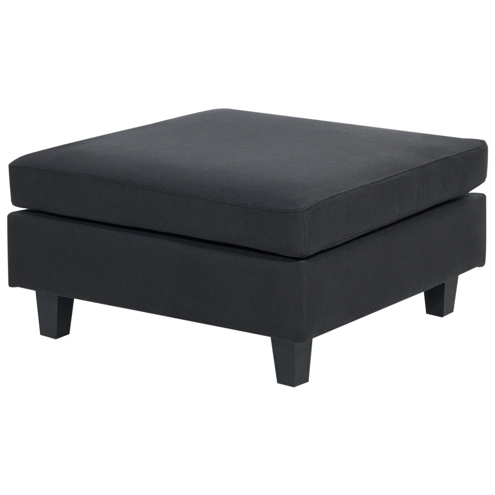Divano componibile 4 posti imbottito in tessuto nero con gambe nere schienale imbottito lato sinistro con pouf stile moderno