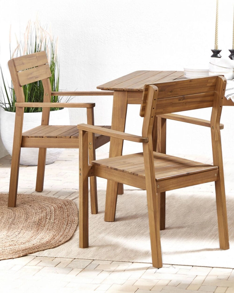 Set di 2 sedie da giardino in legno di acacia chiaro da esterno con braccioli in stile rustico