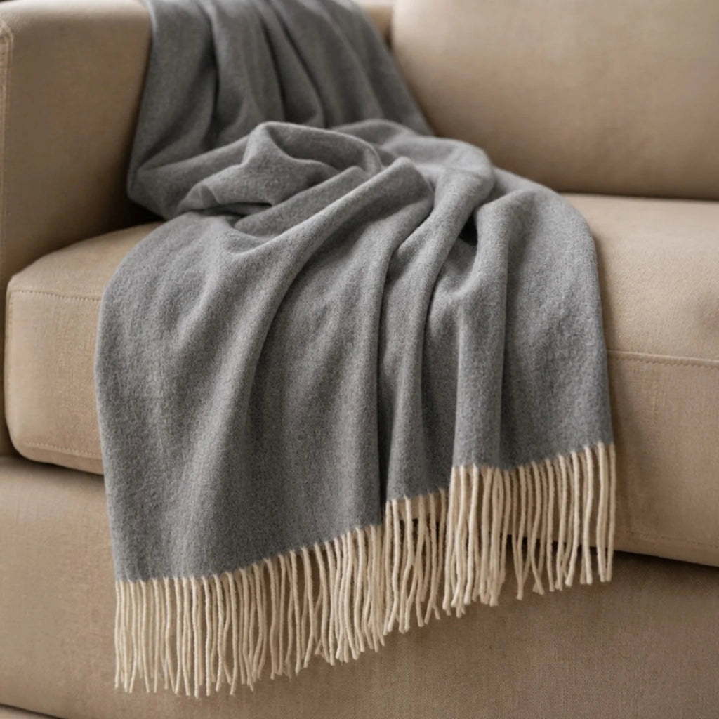 Plaid Living 130x170 cm in Cotone Blend | Coperta Leggera 250 gr/mq per Divano e Letto | Design Elegante e Tessuto Morbido | Grigio Scuro
