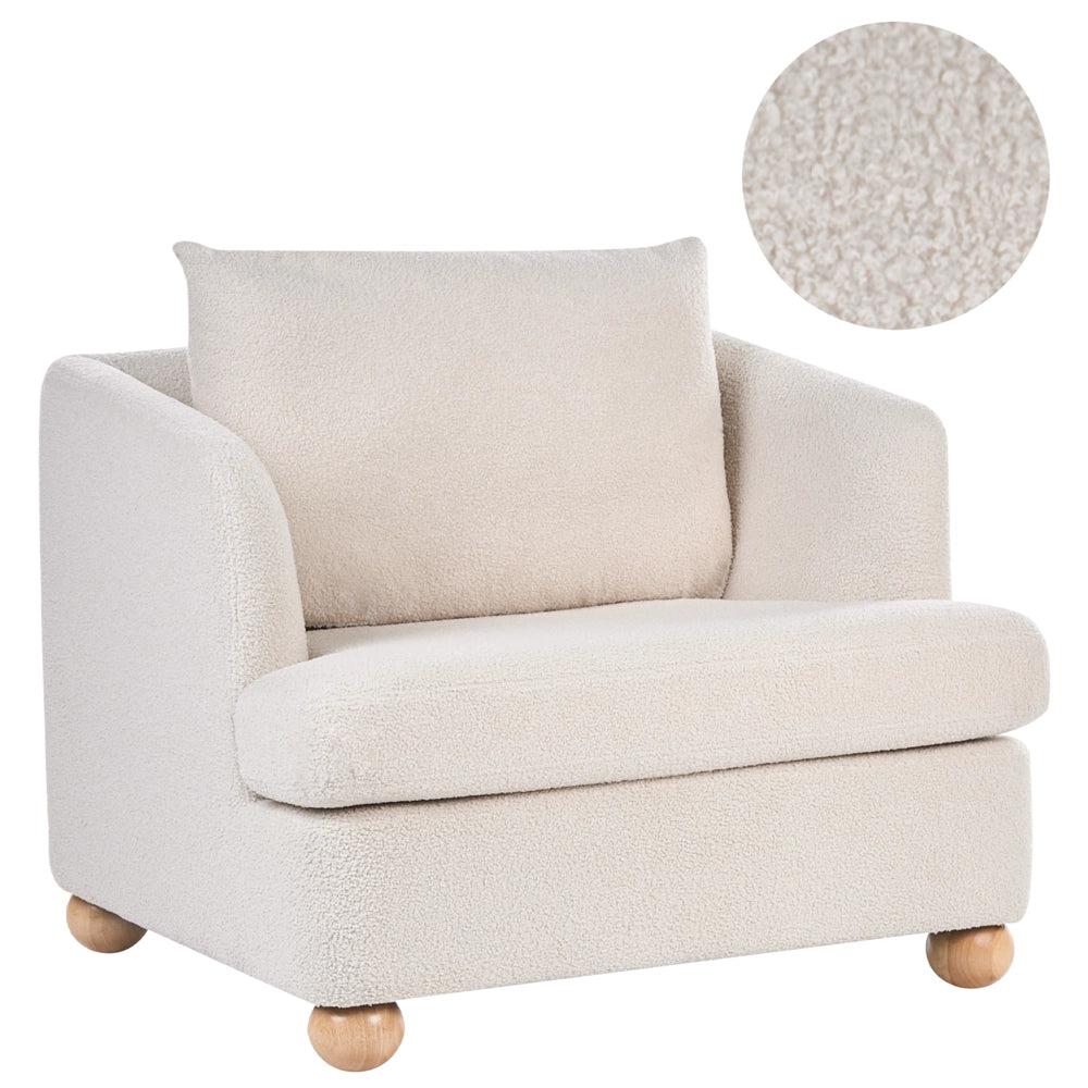 Poltrona bianco sporco rivestita in ciniglia con gambe rotonde in legno e braccioli per soggiorno, angolo lettura, stile moderno minimalista