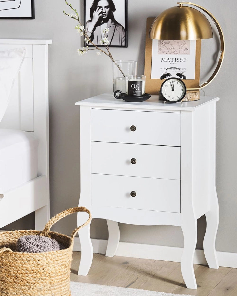 Comodino MDF bianco 3 cassetti portaoggetti Gambe curvy cabriole Manopole in metallo Maniglie design scandinavo