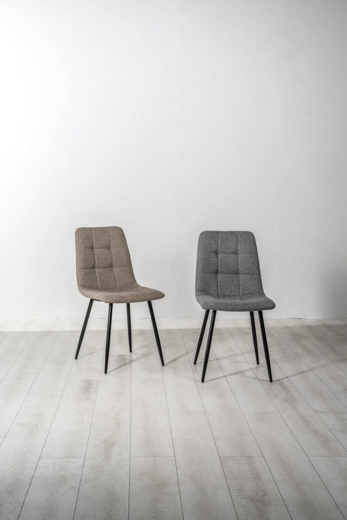 Sedia da pranzo Alma imbottita in tessuto grigio chiaro con struttura in metallo verniciato nero - Design moderno per sala da pranzo