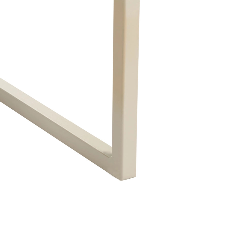 Poltrona in ecopelle PU beige con schienale e braccioli struttura in ferro beige stile moderno e glamour per il soggiorno