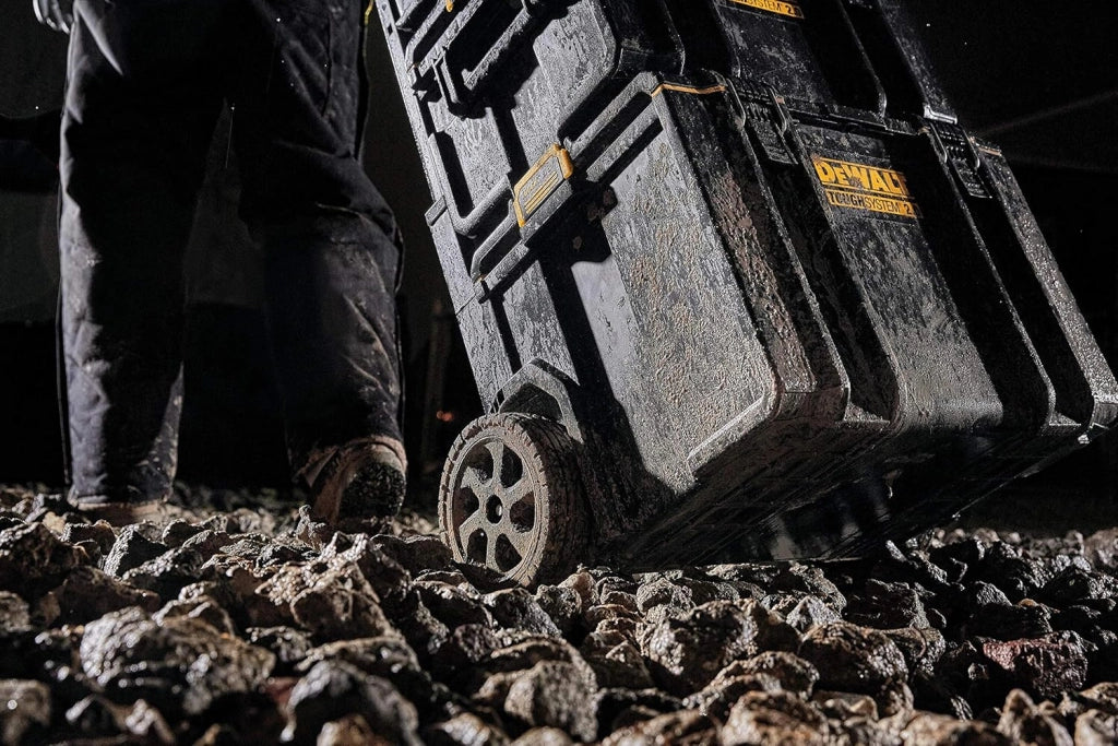 DEWALT DWST83295-1 - VASCA CON RUOTE - Schiuma strutturale di polipropilene espanso, Speciale disegn dell’apertura del coperchio con maniglia mobile per garantire il massimo volume di stoccaggio