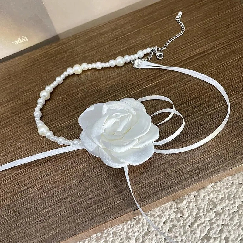 Collana girocollo vintage fatta a mano con rosa bianca, fiocco e perle, regalo di Natale o compleanno.