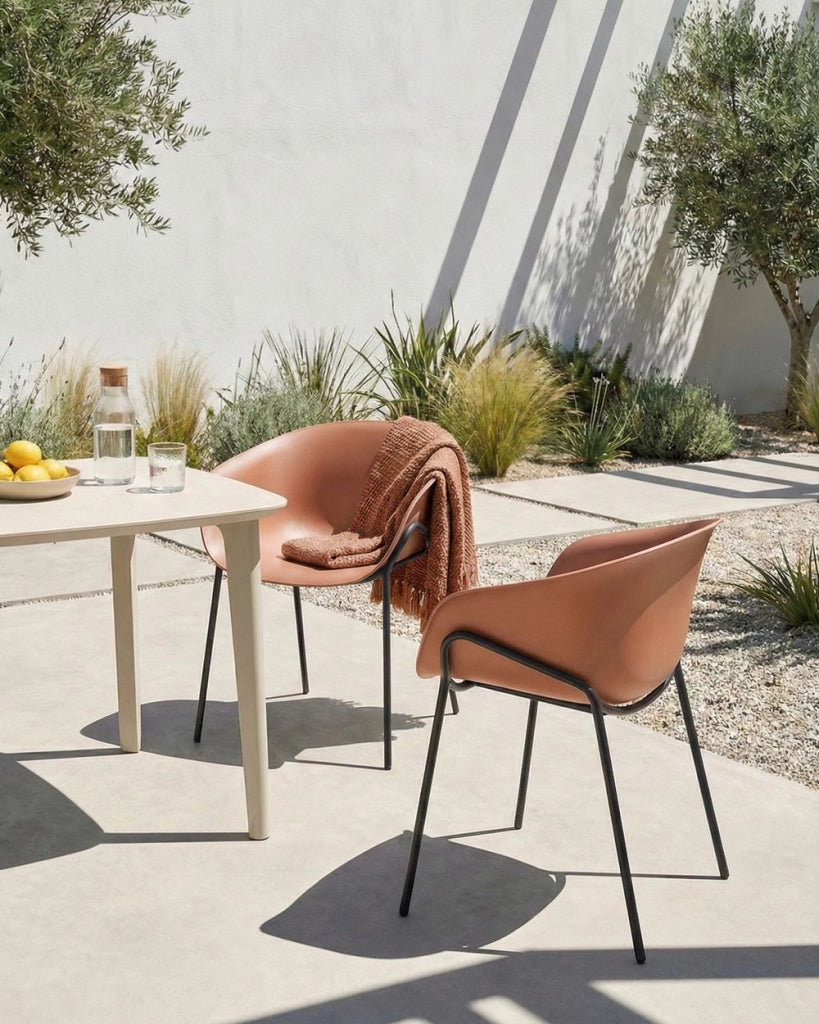 Set di 2 sedie da giardino con seduta in plastica e gambe in metallo nero e marrone resistenti alle intemperie moderne