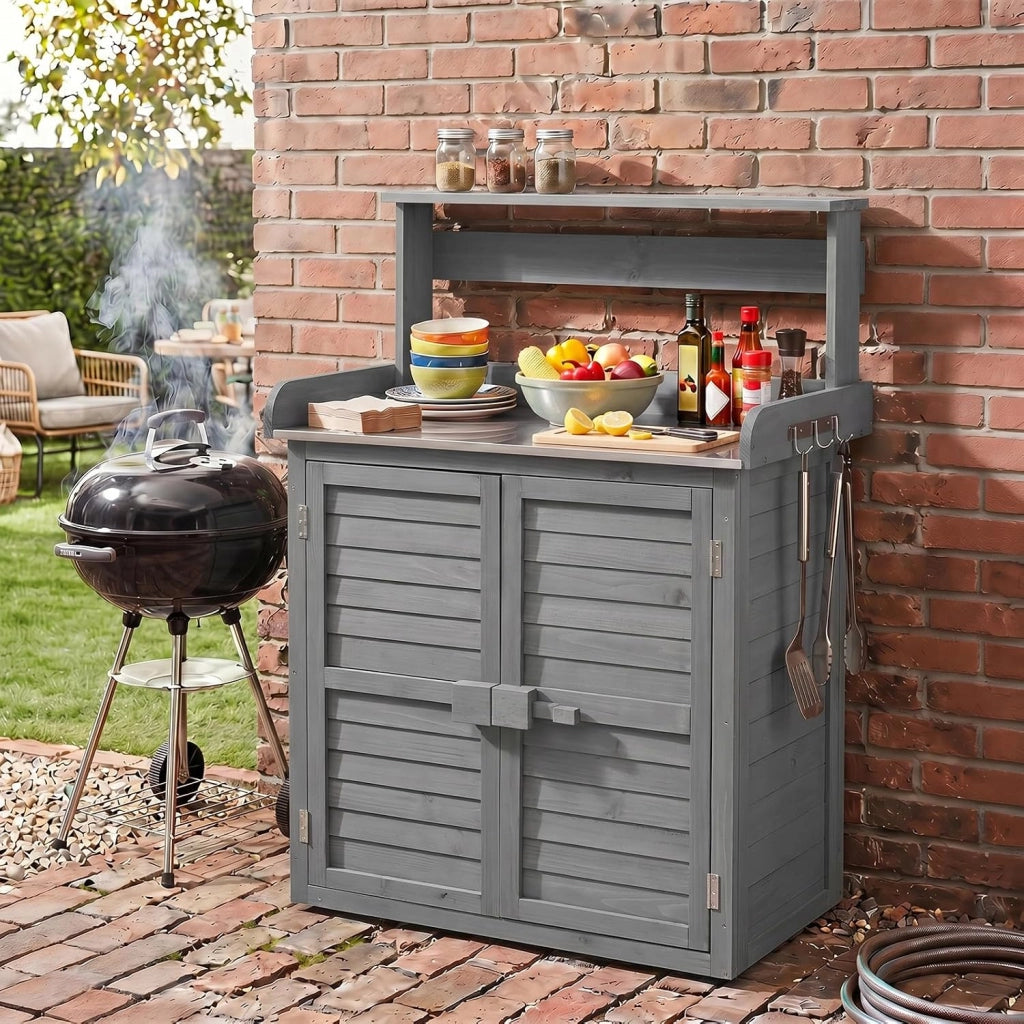 Armadietto da Esterno in Legno a 2 Livelli (Grigio) | con Piano in Metallo Zincato, 3 Ganci Appendiabiti, Ripiani Rimovibili e Ante a Doghe, da Giardino, Balcone e Cortile