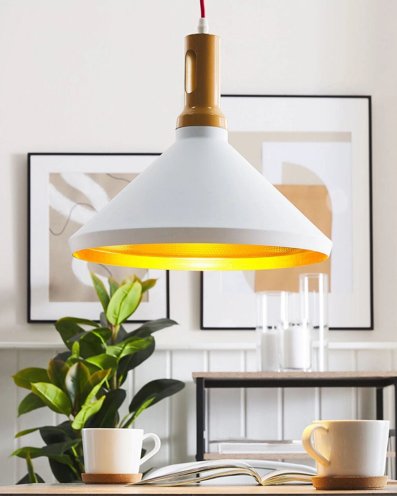 Lampada a Sospensione a Sospensione bianco con Paralume Conico in Alluminio dorato e Legno Chiaro di Design Industriale