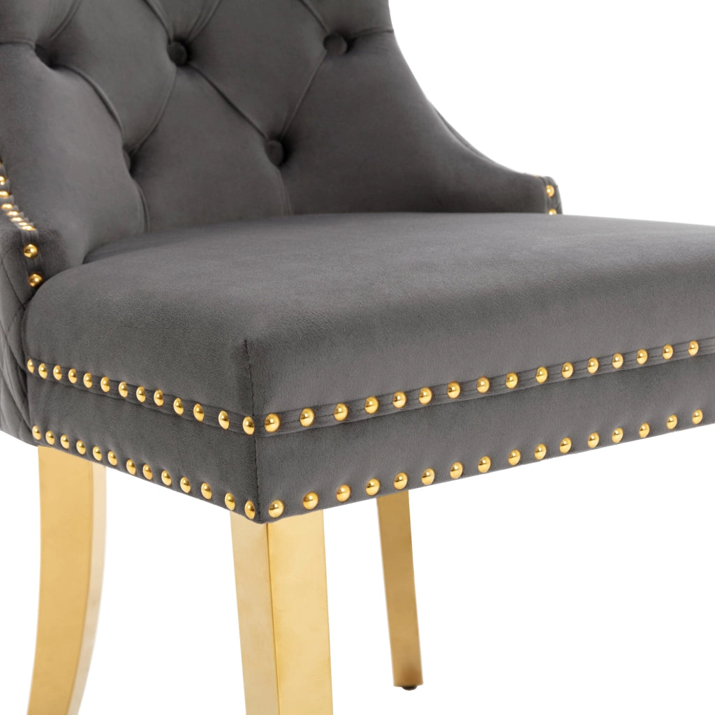 Sedia da pranzo con anello di presa sullo schienale e borchie decorative, in velluto grigio