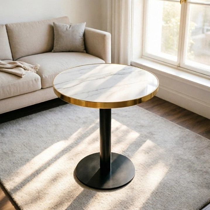 Tavolino da appoggio rotondo moderno con piano effetto marmo bianco e bordo in acciaio inox oro