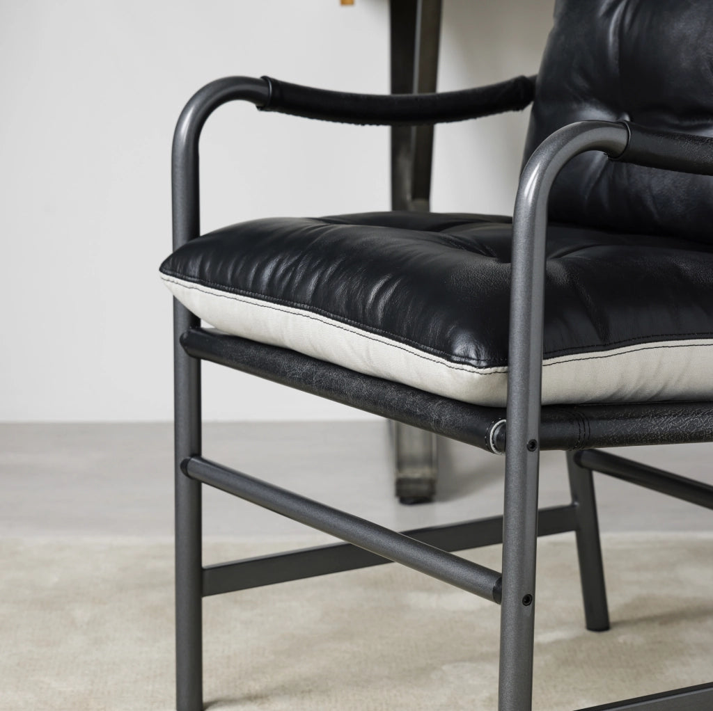 Poltrona Mid Century Modern con braccioli in pelle e metallo nera