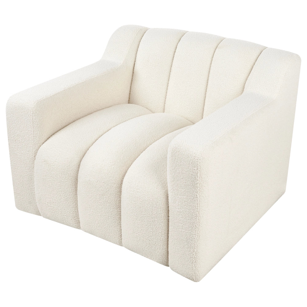 Poltrona con rivestimento in bouclé bianco avorio schienale imbottito e cuscini spessi perfetta per un soggiorno moderno