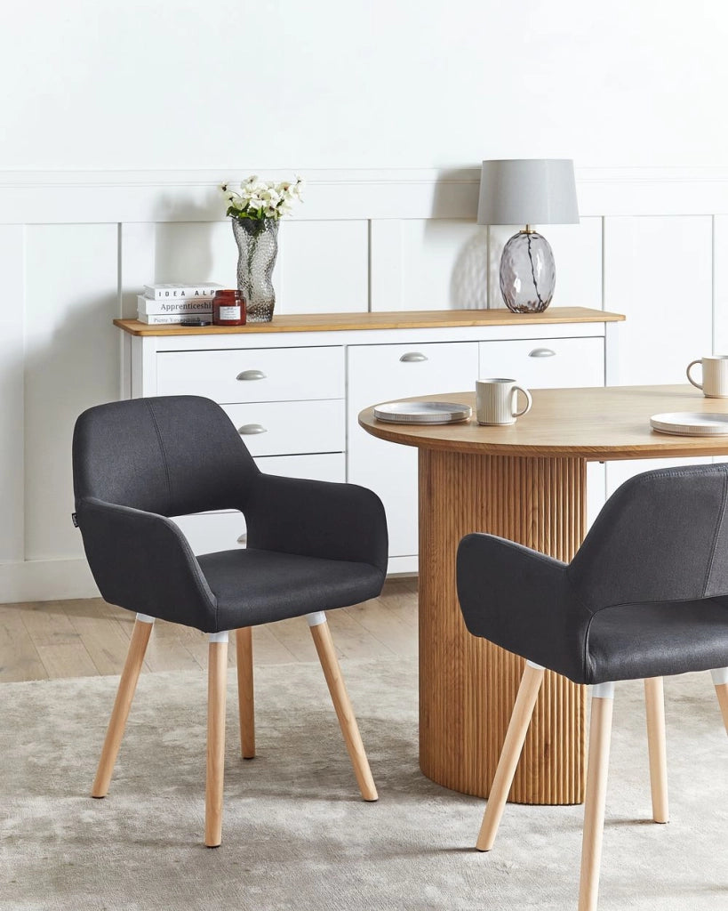 Set di 2 sedie da pranzo rivestimento in tessuto Nero gambe in legno chiaro stile moderno eclettico