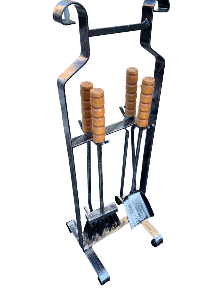 Trespolo con Set Accessori per Camino e Barbecue – 4 Pezzi in Metallo: Paletta, Scopetta, Uncino e Pinza