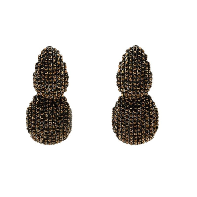 Design lussuoso e sofisticato, orecchini geometrici a forma di goccia con dettagli in diamanti.