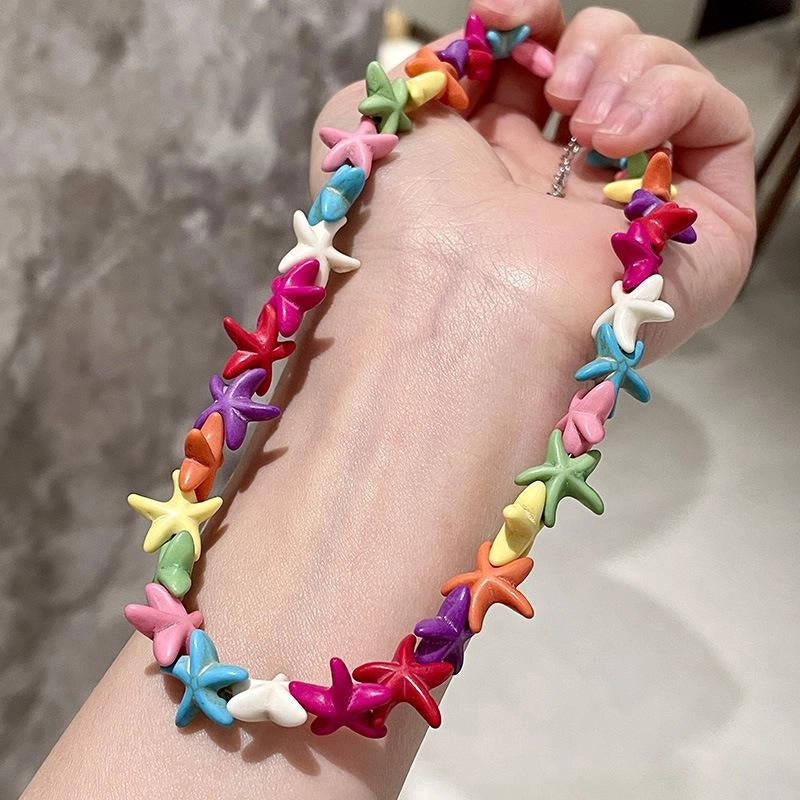 Collana estiva fatta a mano con stelle marine colorate e perline, regalo di Natale o compleanno.