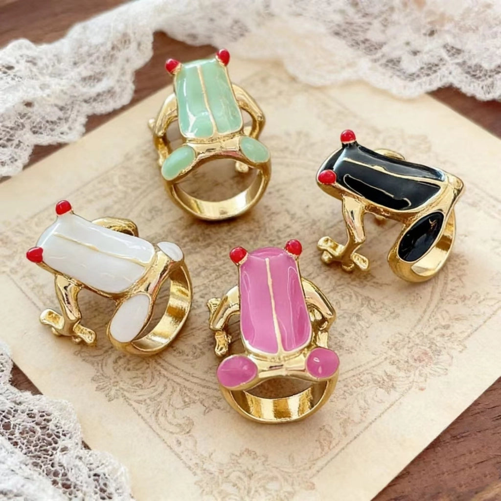 Anello a forma di rana in smalto colorato