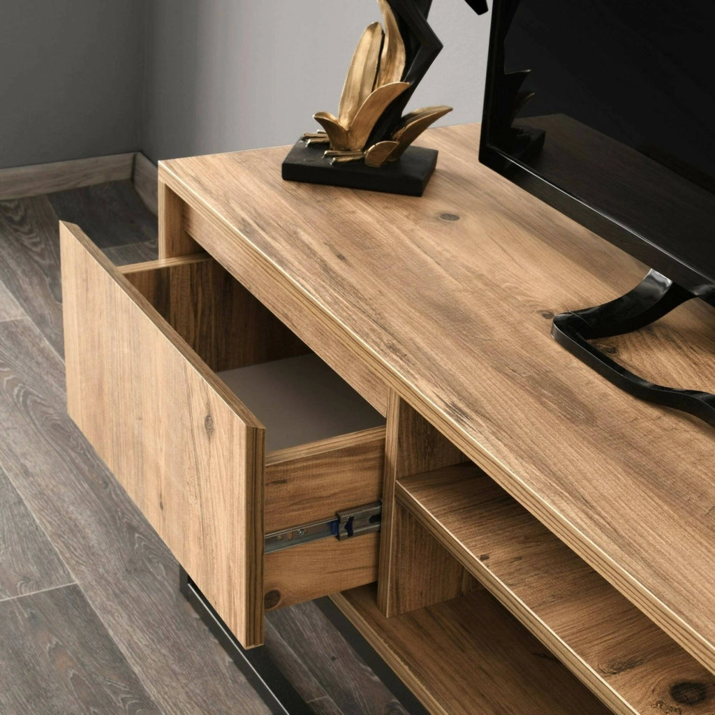 Mobile porta TV Kira, Credenza da soggiorno, Armadio basso per TV, Base parete attrezzata, 140x40h50 cm, Nero e Quercia