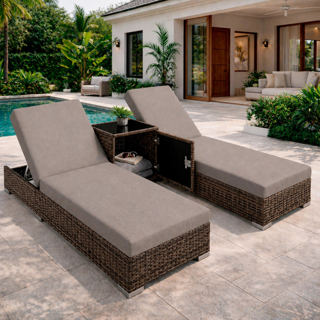 Set 2 Sdraio Prendisole in Polyrattan con Tavolino Contenitore e Cuscini Schienale Reclinabile 5 Posizioni Arredo Giardino Piscina 184x60x21 Cm Marrone Grigio