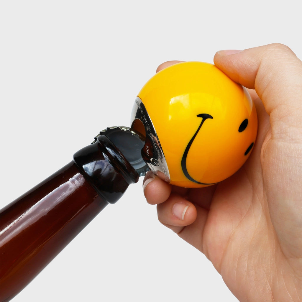 Apribottiglie "Smiley" – Palla da biliardo gialla con faccina e inserto in acciaio